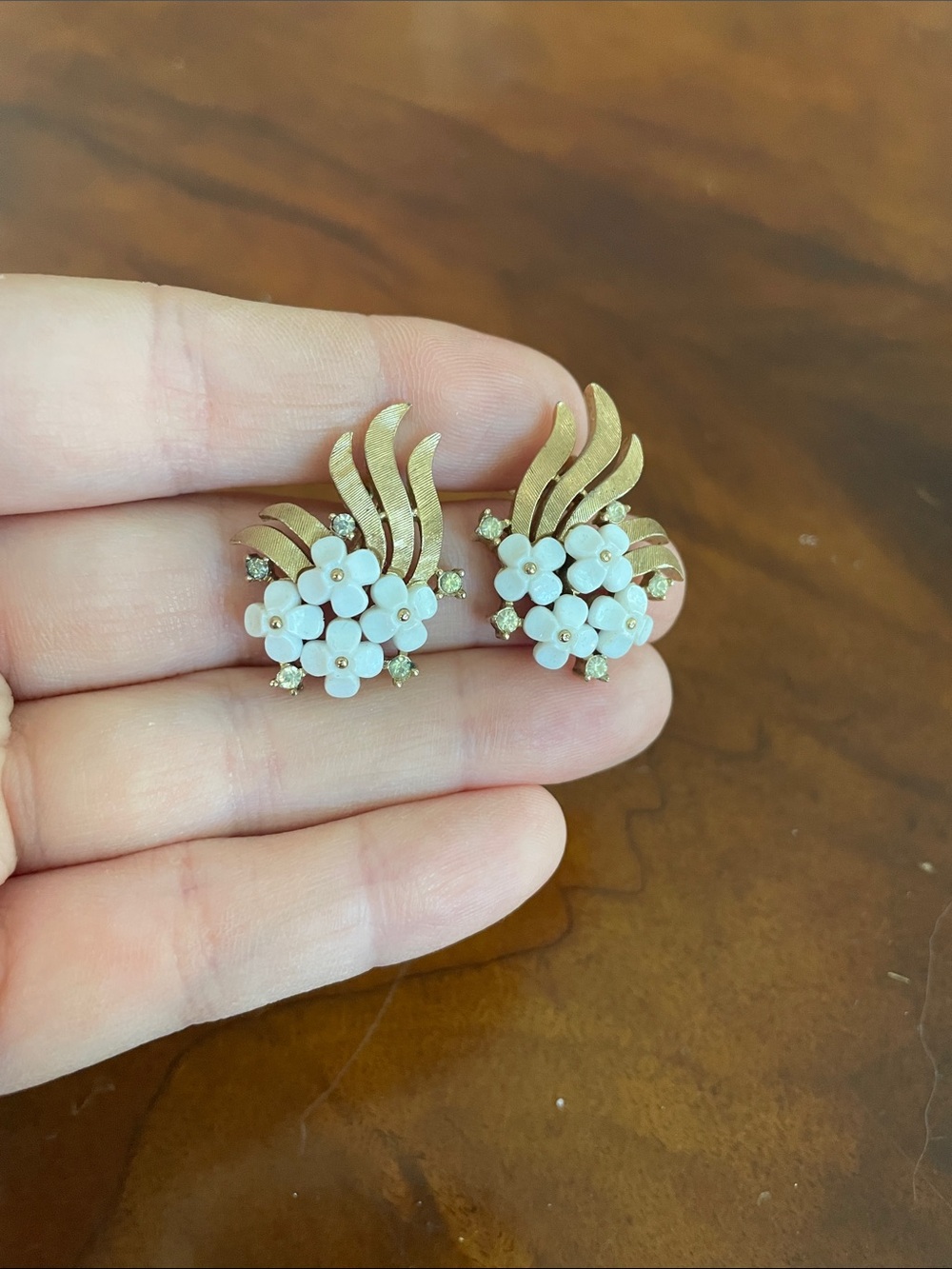 TRIFARI Vintage Gold-Colored Flower Cluster Clip-On Earrings Stamped Gorgeous - Picture 11 of 11
